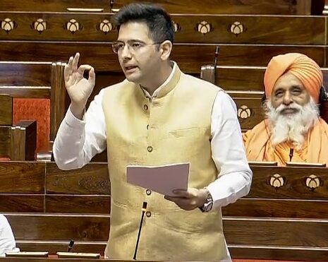आम आदमी पार्टी के सांसद राघव चड्ढा ने देश में टैक्स के बढ़ते बोझ का मुद्दा संसद में उठाया. उन्होंने कहा कि भारतीय नागरिक जन्म से पहले और मृत्यु के बाद तक सिर्फ टैक्स चुकाने के लिए मजबूर है. राघव चड्ढा ने कहा कि टैक्स का बोझ इंसान के जन्म से पहले ही शुरू हो जाता है. उन्होंने उदाहरण देते हुए कहा कि बच्चा पैदा होने पर अगर कोई मिठाई बांटे तो उस पर 28% GST लगता है. बच्चे का बचपन भी टैक्स से घिरा है – टॉयज पर 12% GST, स्कूल बैग, जूते, किताबें, पेंसिल – हर चीज़ पर टैक्स!