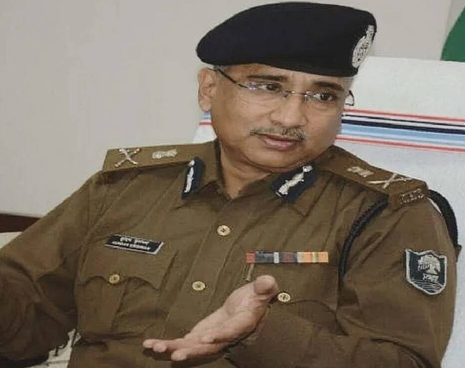 बिहार के एडीजी कुंदन कृष्णन ने बिहार पुलिस को अपराधियों से सख्ती से निपटने की पूरी छूट दी है. कुंदन कृष्णन का यह बयान तब आया, जब राज्य में अपराध की घटनाएं बढ़ गईं और पुलिस अधिकारियों के खिलाफ हिंसा की घटनाएं सामने आईं. उनका यह बयान बिहार की कानून-व्यवस्था को लेकर बढ़ती चिंताओं के बीच आया है, जिसमें विपक्ष ने राज्य सरकार पर सवाल उठाए हैं. कुंदन कृष्णन ने कहा कि यदि कोई अपराधी पुलिस को कट्टा (देसी पिस्तौल) दिखाता है तो पुलिस को उसे चुनौती देने के बजाय गोली चलाने का अधिकार होगा. यह बयान उन्होंने खास तौर पर अपराधियों के खिलाफ सख्त कदम उठाने के लिए पुलिस को प्रोत्साहित करने के उद्देश्य से दिया. उनका यह बयान राज्य में बढ़ती आपराधिक घटनाओं के मद्देनज़र था, जिसमें बिहार पुलिस को अपराधियों के खिलाफ और कड़े कदम उठाने की जरूरत महसूस हो रही थी.