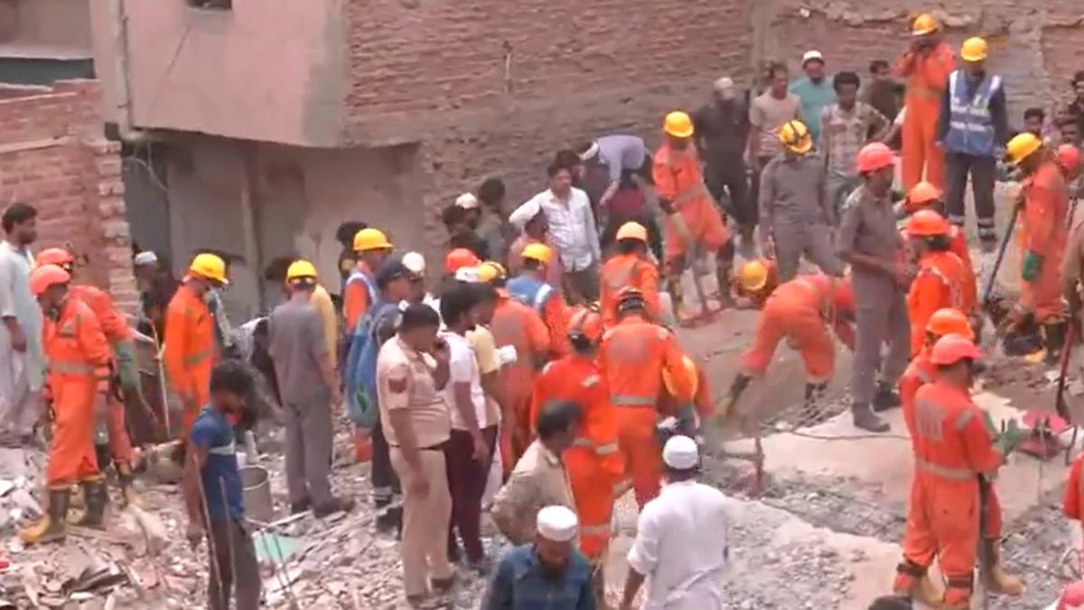 दिल्ली के मुस्तफाबाद में चार मंजिला इमारत ढही, 4 की मौत, कई के दबे होने की आशंका