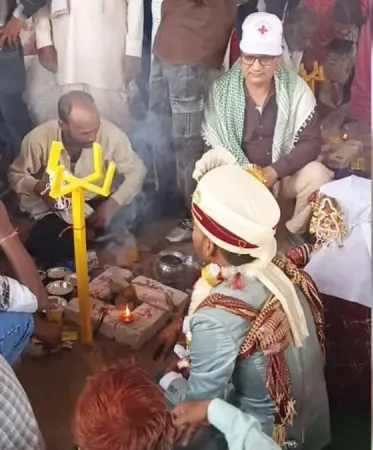 एमपी: सरकारी विवाह सम्मेलन में मुस्लिम शिक्षक बने पुरोहित, कुछ जोड़े बिना फेरे लिए लौट गए