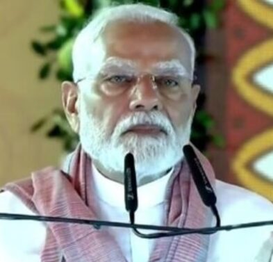 प्रधानमंत्री नरेंद्र मोदी ने जम्मू-कश्मीर के पहलगाम में हुए आतंकी हमले पर शनिवार को कड़ा बयान जारी करते हुए कहा है कि इस हमले का निर्णायक बदला लिया जाएगा। उन्होंने कहा कि हम इस हमले का बदला लेने के लिए पूरी तरह प्रतिबद्ध हैं। बता दें कि 22 अप्रैल को पहलगाम के बैसरन घाटी में हुए आतंकी हमले में 26 लोगों, जिनमें ज्यादातर पर्यटक थे, की जान चली गई थी। आतंकियों ने लोगों की धार्मिक पहचान पूछकर, उन्हें कलमा पढ़ने को कहकर, गोली मारी थी।