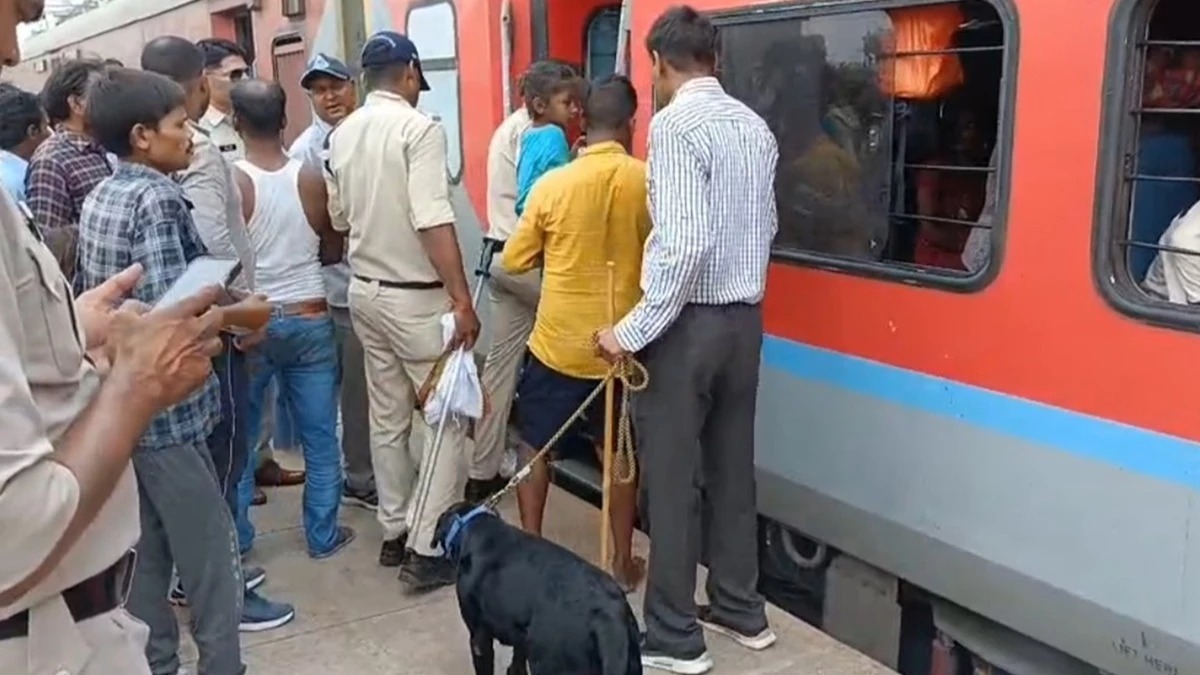 कामायनी एक्सप्रेस में बम की सूचना से मचा हड़कंप, एक घंटे खंडवा स्टेशन पर खड़ी रही ट्रेन