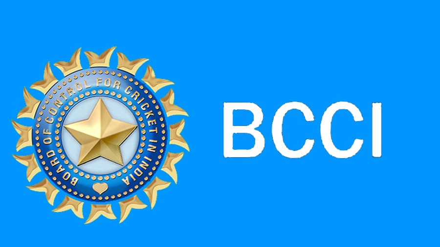 भारतीय क्रिकेट कंट्रोल बोर्ड (BCCI) आज 24 मई को इंग्‍लैंड दौरे के लिए टीम इंडिया स्‍क्‍वॉड की घोषणा करेगा। आगामी इंग्लैंड टेस्‍ट सीरीज में भारतीय टेस्ट क्रिकेट के लिए एक नए युग की शुरुआत होगी। विराट कोहली और रोहित शर्मा जैसे दिग्गजों के इस फॉर्मेट से संन्यास लेने के बाद बीसीसीआई पांच टेस्ट मैचों की सीरीज के लिए नए नेतृत्‍व के साथ नई टीम के ऐलान के लिए तैयार है। हालांकि टीम बड़े पैमाने पर बदलाव की उम्मीद नहीं है। सभी फैंस की नजर आज इसी पर टिकी होंगी कि चयनकर्ता नया टेस्ट कप्तान और उप-कप्‍तान किसे बनाते हैं, ताकि वर्ल्‍ड टेस्ट चैम्पियनशिप 2025-27 सीजन में भारत अपने अभियान का आगाज मजबूती से कर सके। आइये आपको बताते हैं कि टीम के ऐलान के समय और लाइव स्‍ट्रीमिंग डिटेल्‍स से लेकर वह सब जो आप जानना चाहेंगे।