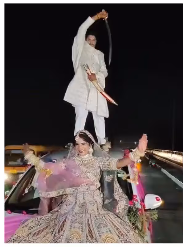 वायरल रील्स का क्रेज दूल्हा-दुल्हन ने सिर्फ रील वायरल करने के लिए ट्रैफिक नियम तोड़ दिए
