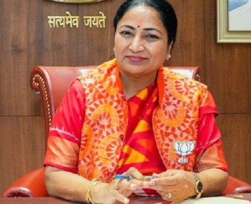 दिल्ली सरकार लाभकारी योजनाओं के लिए डेटाबेस बनाने जा रही है। इसके लिए सर्वे के दौरान 37 बिंदुओं पर जानकारी ली जाएगी। इसमें नाम, पता, आय के साथ जाति और धर्म से जुड़ी जानकारी भी मांगी जाएगी। लाभकारी योजनाओं में पारदर्शिता लाने के लिए डेटाबेस तैयार करने की शुरुआत पांच विभागों से होगी।