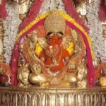 मुंबई के प्रसिद्ध सिद्धिविनायक मंदिर में अब से श्रद्धालुओं को प्रसाद नारियल और माला चढ़ाने की अनुमति नहीं होगी। मंदिर प्रबंधन ने शुक्रवार को सुरक्षा कारणों से 11 मई से इसपर बैन लगाया है। श्री सिद्धिविनायक गणपति मंदिर प्रशासन अनुसार ये फैसला भारत और पाकिस्तान के बीच शत्रुता को देखते हुए अस्थायी रूप से लिया गया है। ट्रस्ट ने 11 मई का दिन मंदिर के बाहर फूल विक्रेताओं से बात कर ते किया ताकि 11 मई तक वह अपना मौजूदा स्टॉक खत्म कर सकें।