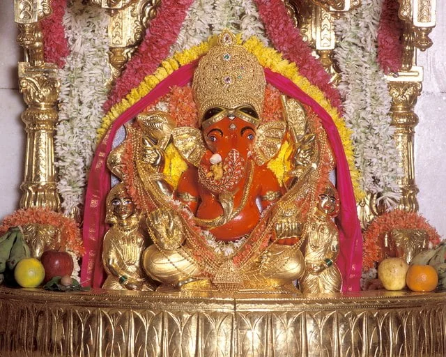 मुंबई के प्रसिद्ध सिद्धिविनायक मंदिर में अब से श्रद्धालुओं को प्रसाद नारियल और माला चढ़ाने की अनुमति नहीं होगी। मंदिर प्रबंधन ने शुक्रवार को सुरक्षा कारणों से 11 मई से इसपर बैन लगाया है। श्री सिद्धिविनायक गणपति मंदिर प्रशासन अनुसार ये फैसला भारत और पाकिस्तान के बीच शत्रुता को देखते हुए अस्थायी रूप से लिया गया है। ट्रस्ट ने 11 मई का दिन मंदिर के बाहर फूल विक्रेताओं से बात कर ते किया ताकि 11 मई तक वह अपना मौजूदा स्टॉक खत्म कर सकें।