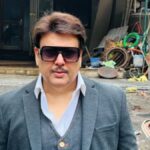 बॉलीवुड एक्टर गोविंदा का एक पोस्ट इस वक्त काफी वायरल हो रहा है. लंबे समय से वह पर्दे से गायब हैं. सुनीता आहूजा से तलाक की खबरों के बीच भी वह बहुत ही कम नजर आए. अब वह एक पोस्ट को लेकर फिर से चर्चा में हैं. उनके इस नए अवतार की लोग खूब फिरकी ले रहे हैं. हाल ही में गोविंदा ने अपनी लेटेस्ट फोटो शेयर की है, जिसमें वह एकदम अलग अवतार में नजर आ रहे हैं, हालांकि कुछ लोगों में भ्रम भी पैदा हो गया है कि वह गोविंदा नहीं, बल्कि उनके डुप्लीकेट हैं.
