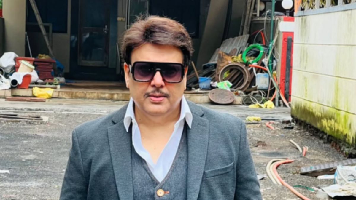 बॉलीवुड एक्टर गोविंदा का एक पोस्ट इस वक्त काफी वायरल हो रहा है. लंबे समय से वह पर्दे से गायब हैं. सुनीता आहूजा से तलाक की खबरों के बीच भी वह बहुत ही कम नजर आए. अब वह एक पोस्ट को लेकर फिर से चर्चा में हैं. उनके इस नए अवतार की लोग खूब फिरकी ले रहे हैं. हाल ही में गोविंदा ने अपनी लेटेस्ट फोटो शेयर की है, जिसमें वह एकदम अलग अवतार में नजर आ रहे हैं, हालांकि कुछ लोगों में भ्रम भी पैदा हो गया है कि वह गोविंदा नहीं, बल्कि उनके डुप्लीकेट हैं.