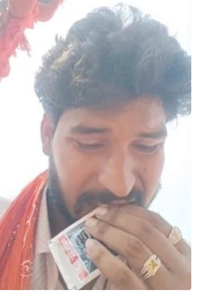 बागेश्वर धाम से लाइव आके की जहर खाने की कोशिश