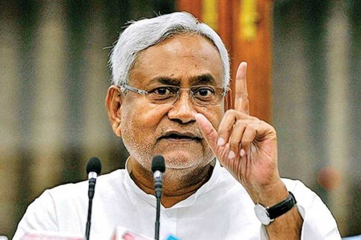 बिहार में नीतीश कुमार की अगुवाई वाली एनडीए सरकार ने एक बड़ा फैसला लेते हुए विधवाओं, वृद्धजनों और दिव्यांगजनों की पेंशन बढ़ा दी है। सामाजिक सुरक्षा पेंशन योजना के तहत अब इन लोगों को हर महीने 1100 रुपये मिलेंगे। इससे पहले प्रतिमाह 400 रुपये मिलते थे। मुख्यमंत्री नीतीश कुमार ने इस फैसले का ऐलान किया है। सामाजिक सुरक्षा पेंशन योजना के तहत सभी लाभार्थियों को जुलाई महीने से पेंशन बढ़ी हुई दर पर मिलेगी। साथ ही सीएम नीतीश ने यह भी ऐलान किया है कि सभी लाभार्थियों के खाते में यह राशि महीने की 10 तारीख तक मिल जाएगी। बिहार सरकार के इस फैसले से1 करोड़ 9 लाख 69 हजार 255 लाभार्थियों को काफी मदद मिलेगी।
