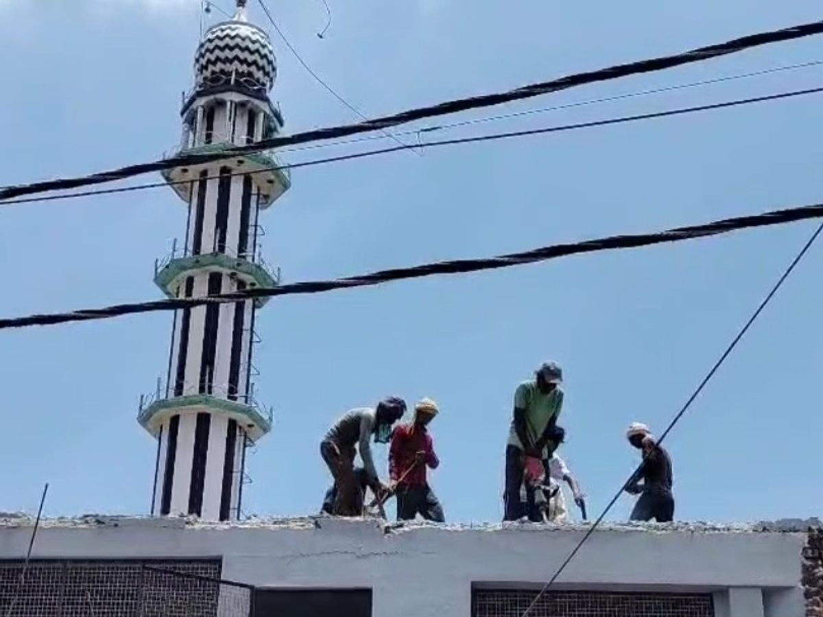 मस्जिद कमेटी ने खुद से तोड़-फोड़ का काम शुरू किया