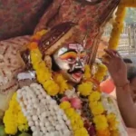 उज्जैन में श्रावण के दौरान सोमवार को स्कूल बंद रहेंगे. उज्जैन कलेक्टर रोशन कुमार सिंह ने सोमवार को श्रावण के दौरान भगवान महाकाल की शोभायात्रा के मद्देनजर 14 जुलाई से 13 अगस्त तक उज्जैन नगर निगम सीमा के अंतर्गत आने वाले सभी सरकारी और निजी स्कूलों में सोमवार को अवकाश घोषित किया है. आदेश में कहा गया है कि 14, 21, 28 जुलाई और 4 और 11 अगस्त को स्कूल बंद रहेंगे. इससे पहले के रविवार - 13, 20, 27 जुलाई और 3 और 10 अगस्त को स्कूल कार्य दिवस होंगे.