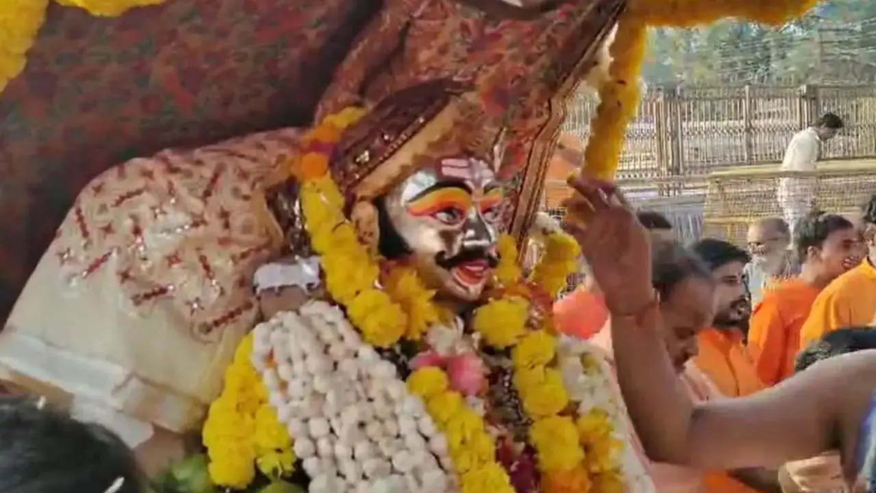 उज्जैन में श्रावण के दौरान सोमवार को स्कूल बंद रहेंगे. उज्जैन कलेक्टर रोशन कुमार सिंह ने सोमवार को श्रावण के दौरान भगवान महाकाल की शोभायात्रा के मद्देनजर 14 जुलाई से 13 अगस्त तक उज्जैन नगर निगम सीमा के अंतर्गत आने वाले सभी सरकारी और निजी स्कूलों में सोमवार को अवकाश घोषित किया है. आदेश में कहा गया है कि 14, 21, 28 जुलाई और 4 और 11 अगस्त को स्कूल बंद रहेंगे. इससे पहले के रविवार - 13, 20, 27 जुलाई और 3 और 10 अगस्त को स्कूल कार्य दिवस होंगे.