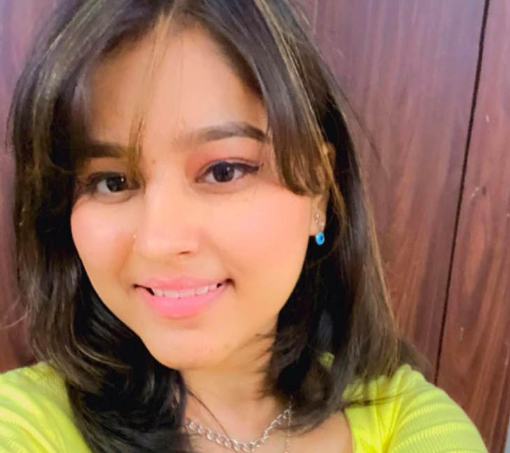 शहर के एक डेंटल कॉलेज की छात्रा ने अपने कमरे में फंदे से लटककर आत्महत्या कर ली। छात्रा ने अपने सुसाइड नोट में कॉलेज स्टाफ के दो सदस्यों पर प्रताड़ित करने का आरोप लगाया है। कॉलेज ने दोनों को कॉलेज से हटा दिया है।