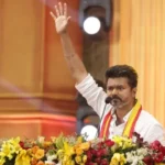 ”हमारी पार्टी कभी भी भाजपा के साथ गठबंधन नहीं करेगी। चाहे सामने हो या पीछे, टीवीके भाजपा के साथ नहीं चलेगी। भाजपा हमारी दुश्मन है। भाजपा अपनी नीतियों से नुकसान पहुंचा सकती है, लेकिन तमिलनाडु में ऐसा नहीं होने देंगे। “डीएमके और भाजपा दोनों से लड़ने पर कोई समझौता नहीं होगा।” यह उद्बोधन है उस मशहूर युवा अभिनेता का जो हाल में ही अपनी नयी पार्टी टीवीके के जरिये तमिलनाडु की राजनीति को बदलने के साथ ही तमिलनाडु के मान -सम्मान और संस्कृति को आगे बढ़ाने का संकल्प ला रहा है। अभिनेता से नेता बनने निकले इस शख्स का नाम है थलपति विजय। तमिलनाडु में अगले साल चुनाव है। मौजूदा डीएमके सरकार जहाँ एक तरफ फिर से सत्ता में लौटने की तैयारी में जुटी है वहीं बीजेपी भी अपना पांव जमाने के लिए हर कोशिश कर रही है। बीजेपी को अभी दक्षिण भारत में मौक़ा नहीं मिल रहा है। दक्षिण भारत में बीजेपी ने केवल कर्नाटक तक ही मजबूत संगठन तैयार कर रखा है और कर्नाटक में सरकार भी चला चुकी है। बीजेपी को लग रहा है कि वह इस बार तमिलनाडु में कोई चमत्कार कर सकती है लेकिन थलपति विजय हुंकार भर रहे हैं उससे तो अब यही लगता है तमिलनाडु की चुनावी राजनीति अब बड़े ही दिलचस्प मोड़ पर पहुँच गई है। तमिलनाडु विधानसभा चुनाव को देखते हुए टीवीके ने विजय को चुनाव की सारी जिम्मेदारी दी है कि वे आगे गठबंधन के बारे में फैसला करें। इसके साथ ही पार्टी ने दो करोड़ नए सदस्यों को जोड़ने का बड़ा लक्ष्य रखा है। विजय सितंबर से दिसंबर के बीच तमिलनाडु के हर कोने का दौरा करेंगे और जनता से मिलकर समर्थन जुटाएंगे। टीवीके की इस तैयारी को देखते हुए यह साफ है कि पार्टी आने वाले चुनावों में एक नई ताकत के तौर पर सामने आना चाहती है और तमिलनाडु की राजनीति में बदलाव लाने की कोशिश कर रही है।