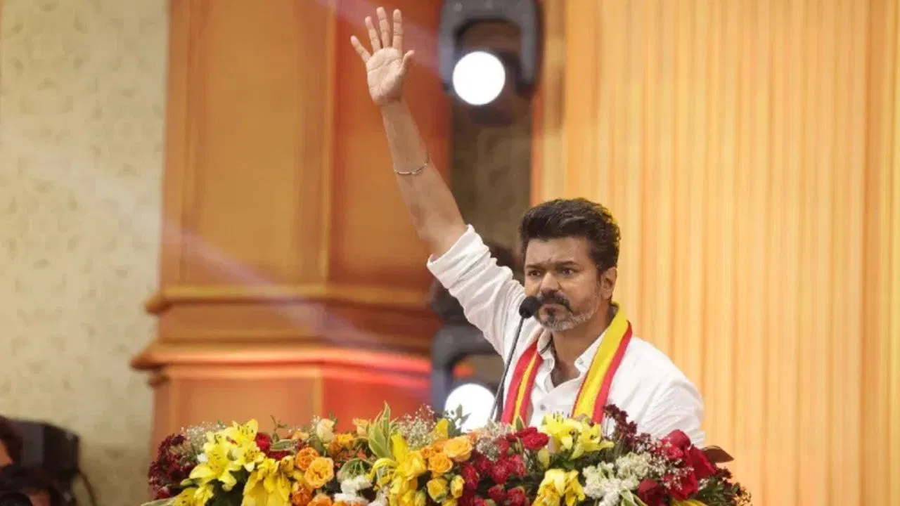 ”हमारी पार्टी कभी भी भाजपा के साथ गठबंधन नहीं करेगी। चाहे सामने हो या पीछे, टीवीके भाजपा के साथ नहीं चलेगी। भाजपा हमारी दुश्मन है। भाजपा अपनी नीतियों से नुकसान पहुंचा सकती है, लेकिन तमिलनाडु में ऐसा नहीं होने देंगे। “डीएमके और भाजपा दोनों से लड़ने पर कोई समझौता नहीं होगा।” यह उद्बोधन है उस मशहूर युवा अभिनेता का जो हाल में ही अपनी नयी पार्टी टीवीके के जरिये तमिलनाडु की राजनीति को बदलने के साथ ही तमिलनाडु के मान -सम्मान और संस्कृति को आगे बढ़ाने का संकल्प ला रहा है। अभिनेता से नेता बनने निकले इस शख्स का नाम है थलपति विजय। तमिलनाडु में अगले साल चुनाव है। मौजूदा डीएमके सरकार जहाँ एक तरफ फिर से सत्ता में लौटने की तैयारी में जुटी है वहीं बीजेपी भी अपना पांव जमाने के लिए हर कोशिश कर रही है। बीजेपी को अभी दक्षिण भारत में मौक़ा नहीं मिल रहा है। दक्षिण भारत में बीजेपी ने केवल कर्नाटक तक ही मजबूत संगठन तैयार कर रखा है और कर्नाटक में सरकार भी चला चुकी है। बीजेपी को लग रहा है कि वह इस बार तमिलनाडु में कोई चमत्कार कर सकती है लेकिन थलपति विजय हुंकार भर रहे हैं उससे तो अब यही लगता है तमिलनाडु की चुनावी राजनीति अब बड़े ही दिलचस्प मोड़ पर पहुँच गई है। तमिलनाडु विधानसभा चुनाव को देखते हुए टीवीके ने विजय को चुनाव की सारी जिम्मेदारी दी है कि वे आगे गठबंधन के बारे में फैसला करें। इसके साथ ही पार्टी ने दो करोड़ नए सदस्यों को जोड़ने का बड़ा लक्ष्य रखा है। विजय सितंबर से दिसंबर के बीच तमिलनाडु के हर कोने का दौरा करेंगे और जनता से मिलकर समर्थन जुटाएंगे। टीवीके की इस तैयारी को देखते हुए यह साफ है कि पार्टी आने वाले चुनावों में एक नई ताकत के तौर पर सामने आना चाहती है और तमिलनाडु की राजनीति में बदलाव लाने की कोशिश कर रही है।