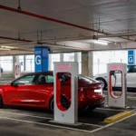 टेस्ला ने मुंबई में 4 EV चार्जिंग स्टेशन स्थापित करने की योजना की घोषणा की है, जिनमें से प्रत्येक में 16 सुपरचार्जर और 16 डेस्टिनेशन चार्जर लगे होंगे। टेस्ला दक्षिण पूर्व एशिया की निदेशक इसाबेल फैन के अनुसार, ये चार्जिंग स्टेशन लोअर परेल, BKC, नवी मुंबई और ठाणे में स्थित होंगे। चार्जिंग इंफ्रास्ट्रक्चर बढ़ाने की योजना के तहत दिल्ली में भी 4 चार्जिंग स्टेशन स्थापित किए जाने की उम्मीद है, जिनमें 16 सुपरचार्जर और 15 डेस्टिनेशन चार्जर होंगे।