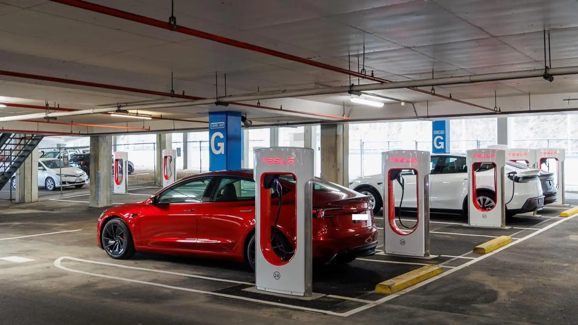 टेस्ला ने मुंबई में 4 EV चार्जिंग स्टेशन स्थापित करने की योजना की घोषणा की है, जिनमें से प्रत्येक में 16 सुपरचार्जर और 16 डेस्टिनेशन चार्जर लगे होंगे। टेस्ला दक्षिण पूर्व एशिया की निदेशक इसाबेल फैन के अनुसार, ये चार्जिंग स्टेशन लोअर परेल, BKC, नवी मुंबई और ठाणे में स्थित होंगे। चार्जिंग इंफ्रास्ट्रक्चर बढ़ाने की योजना के तहत दिल्ली में भी 4 चार्जिंग स्टेशन स्थापित किए जाने की उम्मीद है, जिनमें 16 सुपरचार्जर और 15 डेस्टिनेशन चार्जर होंगे।