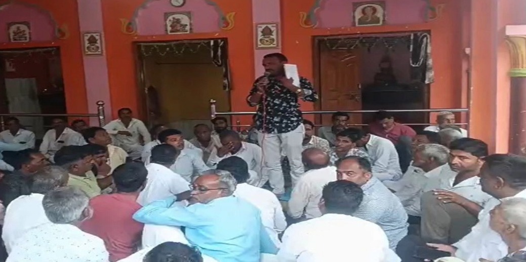 उज्जैन: मूर्ति ले जाने का विरोध किया तो पुजारी पर तुगलकी फरमान, हुक्का-पानी बंद , बच्चों को स्कूल से निकाला