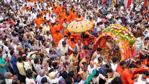 भक्तों की भीड़ में महाकाल दर्शन