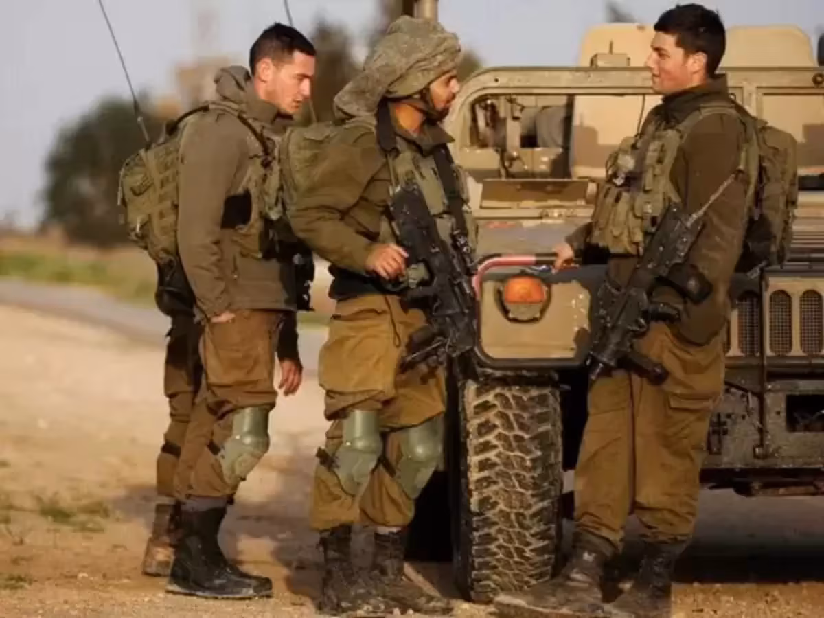 इजरायल डिफेंस फोर्स (IMF) ने खुफिया विभाग के सैनिकों और अधिकारियों के लिए अरबी भाषा व इस्लामी स्टडी की ट्रेनिंग जरूरी कर दी है। रिपोर्ट में बताया गया कि 7 अक्टूबर, 2023 को हुई खुफिया विफलता को देखते हुए यह फैसला लिया गया। माना जा रहा है कि इस पहल से खुफिया अफसरों की जांच का दायरा और बढ़ेगा।