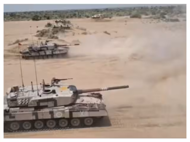 भारतीय सेना की ओर से पाकिस्तान से लगते सीमा क्षेत्र में वर्तमान और भविष्य की जरूरतों के आधार पर युद्धाभ्यास निरंतर जारी है। इसमें सेना की दक्षिणी कमान के जवान ताकत के साथ तकनीक का शानदार परिचय दे रहे हैं। जवानों की तरफ से अत्याधुनिक हथियारों के साथ आर्टिफिशियल इंटेलिजेंस (एआइ) का उपयोग करते हुए लक्ष्यों पर सटीक निशाने लगाए गए। रेगिस्तानी क्षेत्र में भारतीय सेना के जवानों ने एडवांस्ड बैटल ड्रिल्स, सटीक निशाने और बेमिसाल गतिशीलता के साथ कौशल का प्रदर्शन किया। अभ्यास में सेना ड्रोन, आर्टिफिशियल इंटेलिजेंस और सेटेलाइट टेक्नोलॉजी जैसी अत्याधुनिक तकनीकों का इस्तेमाल कर रही है। अभ्यास में बताया गया कि कैसे दुश्मन की हर गतिविधि पर पैनी निगाहें लगी हैं और उसके हर मंसूबे को किस तरह से नेस्तनाबूद किया जाता है।