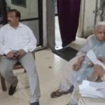 मध्य प्रदेश : जबलपुर में डिप्टी कमिश्नर जगदीश सरवटे की मां को वन विभाग ने भेजा जेल ◆ सावित्री सरवटे (75) के आधारताल स्थित घर से जांच के दौरान ईओडब्ल्यू को बाघ की पुरानी खाल मिली थी ◆ पूछताछ में सावित्री ने बताया कि खाल का इस्तेमाल वह पूजा के दौरान बैठने के लिए करती थीं ◆ वन विभाग के मुताबिक जिस घर से खाल मिली है, वह सावित्री सरवटे के