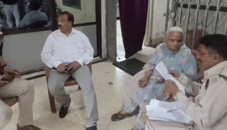 मध्य प्रदेश : जबलपुर में डिप्टी कमिश्नर जगदीश सरवटे की मां को वन विभाग ने भेजा जेल ◆ सावित्री सरवटे (75) के आधारताल स्थित घर से जांच के दौरान ईओडब्ल्यू को बाघ की पुरानी खाल मिली थी ◆ पूछताछ में सावित्री ने बताया कि खाल का इस्तेमाल वह पूजा के दौरान बैठने के लिए करती थीं ◆ वन विभाग के मुताबिक जिस घर से खाल मिली है, वह सावित्री सरवटे के