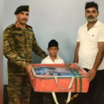 ऑपरेशन सिंदूर के दौरान भारतीय सेना जब बॉर्डर पर पाकिस्तान के जवानों से लोहा ले रही थी, तब एक 10 साल का बालक भी उनका साथ दे रहा था. यह 10 साल का बच्चा अपनी जान की परवाह किये बिना देश के नायकों का दूसरे तरीके से मदद कर रहा था. वह जंग में गोली-बारूद टैंक से घिरे सेना के जवानों को दूध, लस्सी, चाय और बर्फ पहुंचा रहा था, ताकि हमारे जवान परेशान ना हो. अब सेना ने अपनी जान की परवाह ना करने वाले बच्चे की जिंदगी बदल दी है. सेना की पश्चिमी कमान ने हाल ही में घोषणा की है कि वह फिरोजपुर के 10 वर्षीय लड़के की शिक्षा का पूरा खर्च उठाएगी.