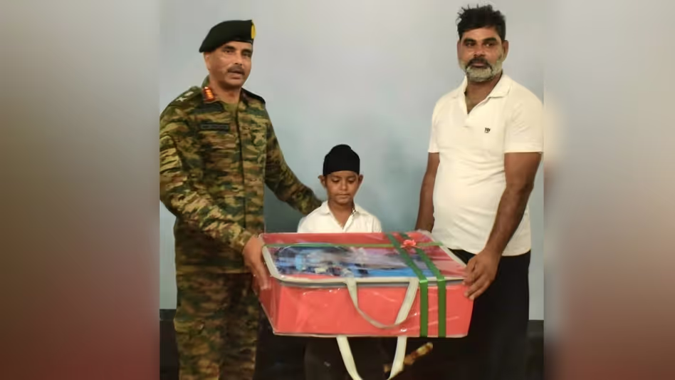 ऑपरेशन सिंदूर के दौरान भारतीय सेना जब बॉर्डर पर पाकिस्तान के जवानों से लोहा ले रही थी, तब एक 10 साल का बालक भी उनका साथ दे रहा था. यह 10 साल का बच्चा अपनी जान की परवाह किये बिना देश के नायकों का दूसरे तरीके से मदद कर रहा था. वह जंग में गोली-बारूद टैंक से घिरे सेना के जवानों को दूध, लस्सी, चाय और बर्फ पहुंचा रहा था, ताकि हमारे जवान परेशान ना हो. अब सेना ने अपनी जान की परवाह ना करने वाले बच्चे की जिंदगी बदल दी है. सेना की पश्चिमी कमान ने हाल ही में घोषणा की है कि वह फिरोजपुर के 10 वर्षीय लड़के की शिक्षा का पूरा खर्च उठाएगी.