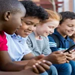 मोबाइल खतरा बनता जा रहा है. बच्चों में समय के साथ स्क्रीन टाइम काफी ज्यादा बढ़ गया है. हाल ही में एक स्टडी सामने आई है जो बताती है कि 5 साल से कम उम्र के बच्चे प्रतिदिन 2.2 घंटे स्क्रीन के सामने समय बिताते हैं. स्टडी में यह भी बताया गया है कि जितना समय बच्चे स्क्रीन के सामने बिता रहे हैं यह सेफ्टी लीमिट से 2 गुना ज्यादा है.मोबाइल खतरा बनता जा रहा है. बच्चों में समय के साथ स्क्रीन टाइम काफी ज्यादा बढ़ गया है. हाल ही में एक स्टडी सामने आई है जो बताती है कि 5 साल से कम उम्र के बच्चे प्रतिदिन 2.2 घंटे स्क्रीन के सामने समय बिताते हैं. स्टडी में यह भी बताया गया है कि जितना समय बच्चे स्क्रीन के सामने बिता रहे हैं यह सेफ्टी लीमिट से 2 गुना ज्यादा है.