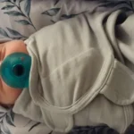 दुनिया में सबसे बूढ़े बच्चे ने जन्म लिया है. सबसे बूढ़ा इसलिए क्योंकि जिस भ्रूण के डेवलप होने से उस बच्चे ने जन्म लिया है, वो पिछले 30 साल से भी अधिक समय से फ्रीजर में रखा हुआ था. है न कमाल! अमेरिका के ओहियो के एक कपल के घर 30 साल से अधिक समय से फ्रीज किए (जमे) हुए भ्रूण से एक बच्चे का जन्म हुआ है, जिसने कथित तौर पर एक नया विश्व रिकॉर्ड बनाया है. बीबीसी वर्ल्ड की रिपोर्ट के अनुसार 35 साल की लिंडसे और 34 सील के टिम पियर्स ने बीते शनिवार को अपने बेटे थडियस डैनियल पियर्स का दुनिया में स्वागत किया. मिसेज पियर्स ने एमआईटी टेक्नोलॉजी रिव्यू को बताया कि उनके परिवार को लग रहा है कि "यह एक साइंस फिक्शन फिल्म की तरह है".