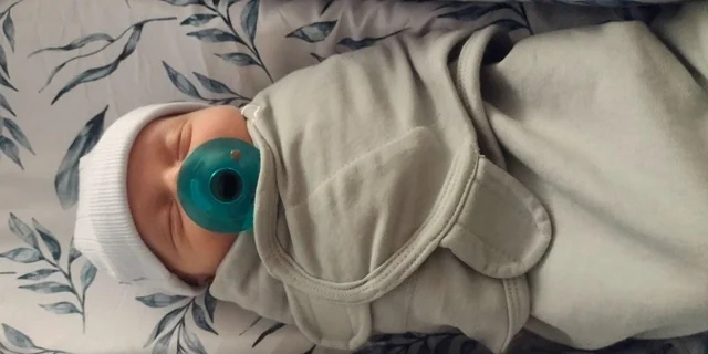 दुनिया में सबसे बूढ़े बच्चे ने जन्म लिया है. सबसे बूढ़ा इसलिए क्योंकि जिस भ्रूण के डेवलप होने से उस बच्चे ने जन्म लिया है, वो पिछले 30 साल से भी अधिक समय से फ्रीजर में रखा हुआ था. है न कमाल! अमेरिका के ओहियो के एक कपल के घर 30 साल से अधिक समय से फ्रीज किए (जमे) हुए भ्रूण से एक बच्चे का जन्म हुआ है, जिसने कथित तौर पर एक नया विश्व रिकॉर्ड बनाया है. बीबीसी वर्ल्ड की रिपोर्ट के अनुसार 35 साल की लिंडसे और 34 सील के टिम पियर्स ने बीते शनिवार को अपने बेटे थडियस डैनियल पियर्स का दुनिया में स्वागत किया. मिसेज पियर्स ने एमआईटी टेक्नोलॉजी रिव्यू को बताया कि उनके परिवार को लग रहा है कि "यह एक साइंस फिक्शन फिल्म की तरह है".