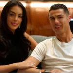 पुर्तगाली फुटबॉल स्टार क्रिस्टियानो रोनाल्डो ने आठ साल तक डेटिंग करने के बाद अपनी पार्टनर जॉर्जिना रोड्रिग्ज से सगाई कर ली है। जॉर्जिना ने सोशल मीडिया पर अपनी उंगली में हीरे की अंगूठी की तस्वीर पोस्ट की। उन्होंने कैप्शन में लिखा- हां, मैं सगाई कर रही हूं। इस जिंदगी में और पूरी जिंदगी में।' 40 साल के रोनाल्डो फुटबॉल इतिहास के सबसे बेहतरीन खिलाड़ियों में गिने जाते हैं।पुर्तगाली फुटबॉल स्टार जल्द ही शादी के बंधन में बंध सकते हैं.