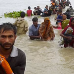 देशभर में इन दिनों बाढ़ और बारिश का कहर जारी है. जगह-जगह सैलाब ही सैलाब है, गांव टापू बने हुए हैं और कुदरत के प्रहार से लोगों में हाहाकार मचा है. एसडीआरएफ और एनडीआरएफ की टीमें लगातार रेस्क्यू ऑपरेशन में जुटी हैं. यूपी, उत्तराखंड, बिहार और मध्य प्रदेश में बाढ़ से हालत बदतर हैं. यूपी के 45 जिले इस वक्त बाढ़ और बारिश का प्रकोप झेल रहे हैं. सिर्फ प्रयागराज और वाराणसी के 402 गांवों में भयंकर बाढ़ आई हुई है. इस बीच बारिश का सिलसिला अब भी जारी है, जो हालात बद्तर कर सकता है. ＬＩＮＫ ＩＮ ＢＩＯ🖇️ #WeatherUpdate #Floods2025 #MonsoonMayhem #HeavyRain #FloodCrisis #UPNews #Delhi #varanasi
