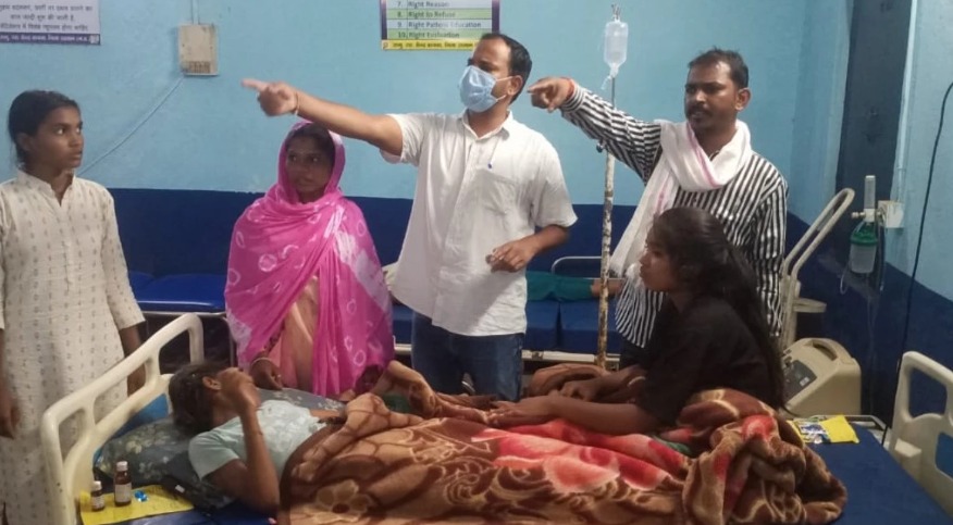 स्कूल - एकलव्य विद्यालय की 13 लड़कियाँ एक साथ बीमर