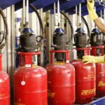 1 अगस्त से ऑयल मार्केटिंग कंपनियों (OMCs) ने एलपीजी सिलेंडर की कीमतों में कटौती का ऐलान किया है.19 किलो वाले कमर्शियल एलपीजी सिलेंडर के दाम में 33.50 रुपये की कटौती की है. नई दरें आज से लागू हो गई हैं, जिससे होटल, रेस्टोरेंट और छोटे कारोबारी उपभोक्ताओं को राहत मिली है. वहीं, घरेलू गैस सिलेंडर की कीमतों में कोई बदलाव नहीं किया गया है और दिल्ली में 14.2 किलो का सिलेंडर अभी भी 853 रुपये में मिल रहा है.