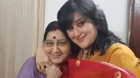 आज भाजपा की दिवंगत नेता और पूर्व विदेश मंत्री सुषमा स्वराज की छठी पुण्यतिथि पर उनकी बेटी बांसुरी स्वराज ने इमोशनल पोस्ट शेयर करते हुए उन्हें याद किया,