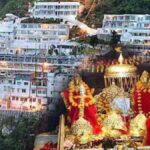 दिल्ली के लाल किले में बीते दिन हुए ब्लास्ट के एक दिन बाद श्री माता वैष्णो देवी मंदिर समेत पूरे जम्मू में सिक्योरिटी टाइट कर दी गई है. बता दें कि दिल्ली में हुए विस्फोट में कम से कम 10 लोगों के मरने और कईयों के घायल होने की खबर है. अधिकारियों का कहना है कि श्री माता वैष्णो देवी मंदिर के आसपास के इलाके और कटरा में सुरक्षा बढ़ा दी गई है. बता दें कि कटरा तीर्थयात्रियों के लिए बेस कैंप के तौर पर काम करने वाला एक धार्मिक स्थल है. कटरा में तैनात पुलिस और केंद्रीय रिजर्व पुलिस बल (CRPF) के जवानों को भी मंदिर वाले इलाके और शहर से यात्रा ट्रैक पर तोड़फोड़ रोधी जांच करने के आदेश दिए हैं. बता दें कि कटरा में हर दिन लगभग 15 हजार से 20 हजार तीर्थयात्री आते हैं. कटरा के अलावा जम्मू में भी सुरक्षा बढ़ा दी गई है. यहां पर भी पहले कई आतंकवादी घटनाएं देखने को मिल चुकी हैं. सुरक्षा को लेकर जम्मू, सांबा और कठुआ रेंज के पुलिस उपमहानिरीक्षक शिव कुमार शर्मा ने सोमवार 10 नवंबर 2025 की रात जम्मू में सुरक्षा उपायों का निरीक्षण किया.