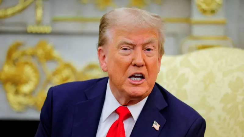 अमेरिका : राष्ट्रपति डोनाल्ड ट्रंप ने कहा कि अमीरों को छोड़कर हर अमेरिकी नागरिक को देंगे 2000 डॉलर का डिविडेंड टैरिफ से आए पैसों से देंगे 2000 डॉलर