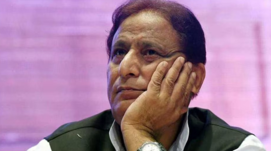 रामपुर जेल में सपा नेता आजम खान की अचानक बिगड़ी तबीयत ◆ सर्दी-जुकाम होने से उन्हें सांस लेने में दिक्कत हो रही है ◆ जेल के डॉक्टरों ने उनका तुरंत चेकअप कर दवाएं दीं, नेबुलाइजर मशीन दी गई है, आजम खान ने किसी से मुलाकात करना भी बंद कर दिया है