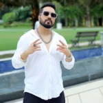 पंजाबी और बॉलीवुड म्यूजिक के जाने-माने सिंगर मीका सिंह ने अपने करियर को लेकर एक ऐसा खुलासा किया है, जिसने उनके फैंस को चौंका दिया है. मीका ने बताया कि बचपन में उनका मन संगीत में नहीं, बल्कि क्रिकेट में रमता था. उन्हें बैट पकड़ते ही जैसे एक अलग ही ऊर्जा मिलती थी. दोस्तों और परिवारवाले तक मानते थे कि मीका बड़े होकर क्रिकेट की दुनिया में ही अपना नाम बनाएंगे.