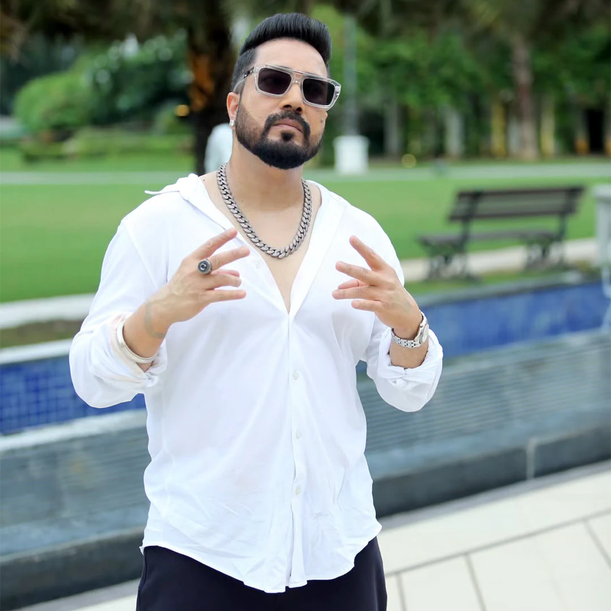 पंजाबी और बॉलीवुड म्यूजिक के जाने-माने सिंगर मीका सिंह ने अपने करियर को लेकर एक ऐसा खुलासा किया है, जिसने उनके फैंस को चौंका दिया है. मीका ने बताया कि बचपन में उनका मन संगीत में नहीं, बल्कि क्रिकेट में रमता था. उन्हें बैट पकड़ते ही जैसे एक अलग ही ऊर्जा मिलती थी. दोस्तों और परिवारवाले तक मानते थे कि मीका बड़े होकर क्रिकेट की दुनिया में ही अपना नाम बनाएंगे.