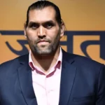 WWE चैंपियन रहे अंतरराष्ट्रीय ख्यातिप्राप्त रेसलर दलीप सिंह राणा और उर्फ़ द ग्रेट खली इन दिनों अपने ही जिले में जमीनी विवाद से फंसे हुए हैं. इस बात का खुलासा तब हुआ जब ग्रेट खली कुछ लोगों के साथ जिला मुख्यालय नाहन में DC सिरमौर प्रियंका वर्मा से मिलने पहुंचे. DC से मिलने के बाद दलीप सिंह राणा ने पत्रकारों से बातचीत की और जमीनी विवाद से जुड़े मामले पर पांवटा साहिब के तहसीलदार रिषभ शर्मा पर गंभीर आरोप लगाए, हालांकि आरोपों के तुरंत बाद तहसीलदार ने पत्रकार वार्ता कर तमाम आरोपों के जवाब दिए और आरोपों को बेबुनियाद बताया.