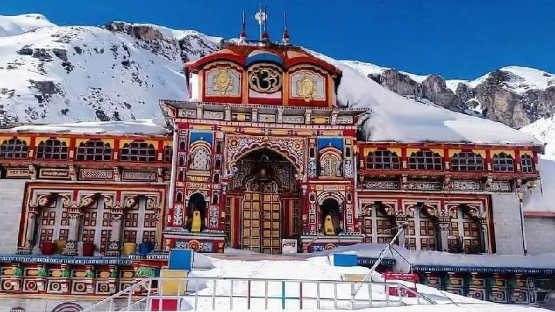 उत्तराखंड में आगामी चारधाम यात्रा को लेकर तैयारियां तेज हो गई हैं. इसी क्रम में भगवान बद्रीनाथ धाम के कपाट खुलने की तारीख का औपचारिक ऐलान कर दिया गया है. बद्रीनाथ धाम के कपाट 23 अप्रैल 2026 को सुबह 6 बजकर 15 मिनट पर विधि-विधान और वैदिक मंत्रोच्चार के साथ श्रद्धालुओं के लिए खोल दिए जाएंगे. 19 अप्रैल 2026 को गंगोत्री और यमुनोत्री धाम के कपाट खोले जाएंगे. गंगोत्री और यमुनोत्री धाम के कपाट खुलने के साथ ही चारधाम यात्रा का विधिवत शुभारंभ हो जाएगा.