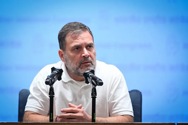 कांग्रेस नेता और लोकसभा में नेता विपक्ष राहुल गांधी ने इंदौर दूषित जल कांड मामले में बीजेपी सरकार पर बड़ा हमला बोला है। राहुल गांधी ने इस मामले में जिम्मेदार लोगों के खिलाफ कड़ी कार्रवाई की मांग की है। साथ ही राहुल गांधी ने पीएम मोदी की खामोशी पर भी सवाल उठाया है। राहुल गांधी ने एक्स पर एक पोस्ट में कहा कि मध्यप्रदेश अब कुप्रशासन का एपिसेंटर बन चुका है - कहीं खांसी की सिरप से मौतें, कहीं सरकारी अस्पताल में बच्चों की जान लेने वाले चूहे, और अब सीवर मिला पानी पीकर मौतें। और जब-जब गरीब मरते हैं, मोदी जी हमेशा की तरह खामोश रहते हैं।