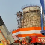 मोतिहारी में विश्व का सबसे बड़ा शिवलिंग, 210 टन वजन... वैदिक मंत्रोच्चार के बीच हो रही स्थापना बिहार के पूर्वी चंपारण जिले के मोतिहारी में आज एक ऐतिहासिक और अविस्मरणीय पल का साक्षी बनने जा रहा है. कल्याणपुर प्रखंड के राजपुर पंचायत अंतर्गत कैथवलिया गांव में विश्व के सबसे बड़े शिवलिंग की स्थापना की प्रक्रिया विधिवत रूप से शुरू हो चुकी है. देश-विदेश से आए साधु-संतों और प्रकांड विद्वानों के वैदिक मंत्रोच्चार के बीच शिवलिंग की पूजा-अर्चना की जा रही है. इस पुनीत कार्य में आचार्य किशोर कुणाल के पुत्र सायन कुणाल अपनी सांसद धर्मपत्नी शाम्भवी चौधरी के साथ यजमान की भूमिका निभा रहे हैं. बताया गया है कि इस विशाल शिवलिंग का निर्माण तमिलनाडु के महाबलीपुरम में किया गया था. करीब 33 फीट ऊंचा यह शिवलिंग पूरी तरह से ग्रेनाइट पत्थर से निर्मित है और इसका वजन लगभग 210 मीट्रिक टन है. इसे विश्व का सबसे बड़ा एकल शिवलिंग माना जा रहा है.