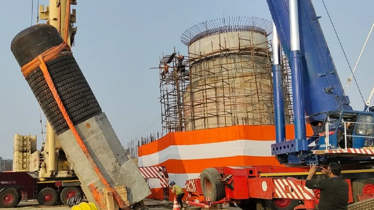 मोतिहारी में विश्व का सबसे बड़ा शिवलिंग, 210 टन वजन... वैदिक मंत्रोच्चार के बीच हो रही स्थापना बिहार के पूर्वी चंपारण जिले के मोतिहारी में आज एक ऐतिहासिक और अविस्मरणीय पल का साक्षी बनने जा रहा है. कल्याणपुर प्रखंड के राजपुर पंचायत अंतर्गत कैथवलिया गांव में विश्व के सबसे बड़े शिवलिंग की स्थापना की प्रक्रिया विधिवत रूप से शुरू हो चुकी है. देश-विदेश से आए साधु-संतों और प्रकांड विद्वानों के वैदिक मंत्रोच्चार के बीच शिवलिंग की पूजा-अर्चना की जा रही है. इस पुनीत कार्य में आचार्य किशोर कुणाल के पुत्र सायन कुणाल अपनी सांसद धर्मपत्नी शाम्भवी चौधरी के साथ यजमान की भूमिका निभा रहे हैं. बताया गया है कि इस विशाल शिवलिंग का निर्माण तमिलनाडु के महाबलीपुरम में किया गया था. करीब 33 फीट ऊंचा यह शिवलिंग पूरी तरह से ग्रेनाइट पत्थर से निर्मित है और इसका वजन लगभग 210 मीट्रिक टन है. इसे विश्व का सबसे बड़ा एकल शिवलिंग माना जा रहा है.