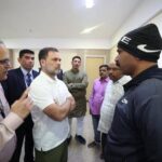 राहुल गांधी ने भागीरथ पुरा पीड़ितों से मुलाकात कर पीड़ितों को 1 - 1 लाख के 20 पीड़ितों को चेक सौंपे।